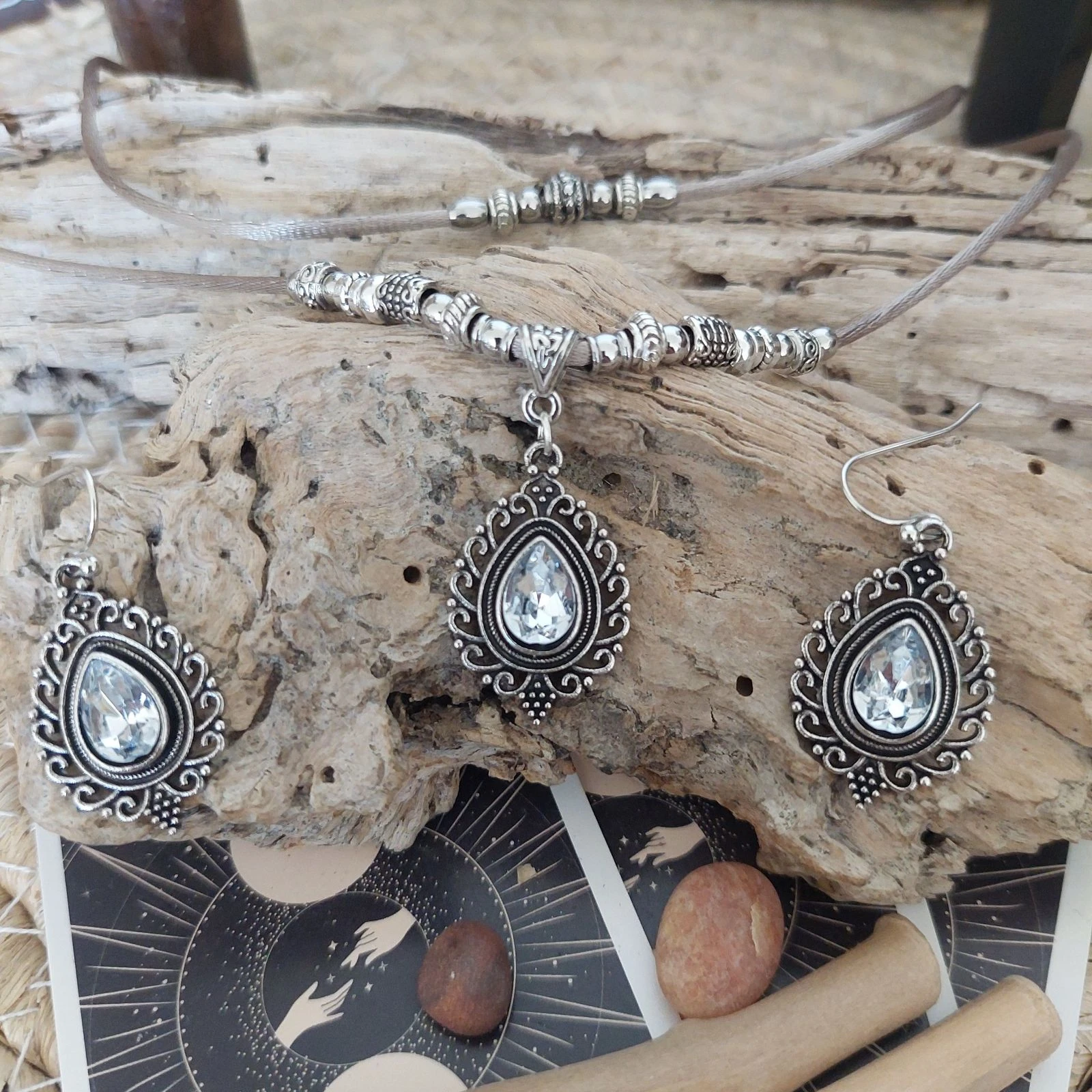 Parure baroque de dos hilos, camafeo vintage con strass translúcidos, satén topo – photo 4
